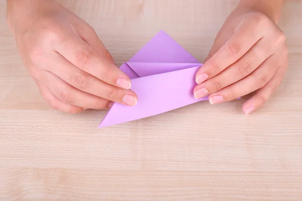 Mãos fazendo figura de origami — Fotografia de Stock