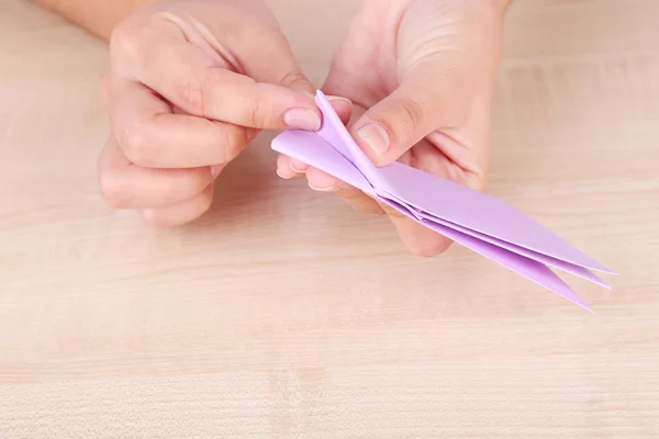 Manos haciendo figura de origami — Foto de Stock