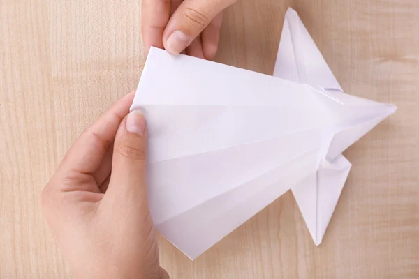 Händer att göra origami figur — Stockfoto