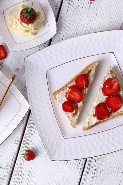 Färska toast med Hemgjort smör och färsk jordgubbe på plattan på trä bakgrund — Stock fotografie
