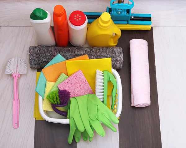 Recogida de productos y herramientas de limpieza —  Fotos de Stock