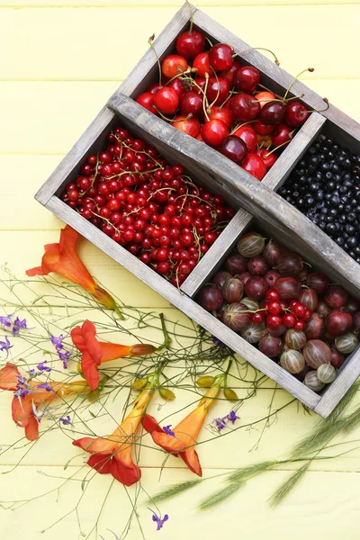 Свіжі ягоди в дерев'яній коробці, крупним планом — стокове фото