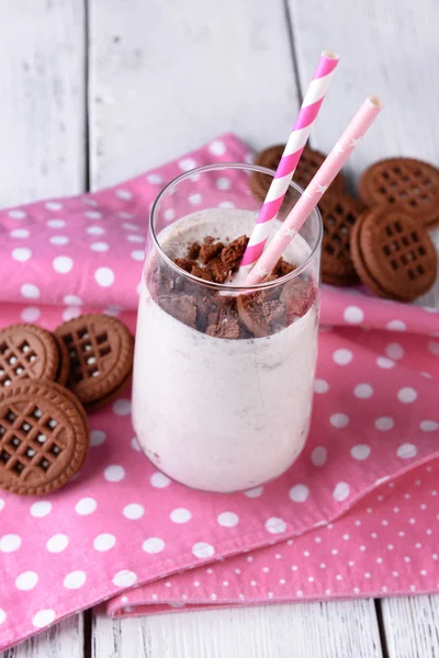 Melk cocktail met chocolade koekjes op tabel close-up — Stockfoto