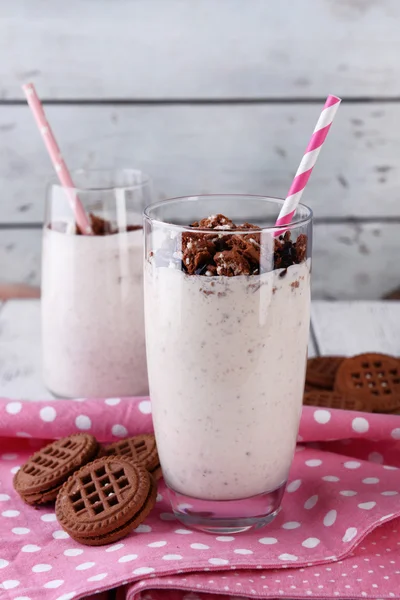 Süt kokteyl gözlük ve tablo yakın çekim üzerinde çikolata kurabiye — Stok fotoğraf