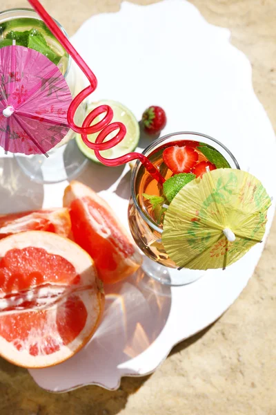 Leckere Cocktails am Strand — Stockfoto