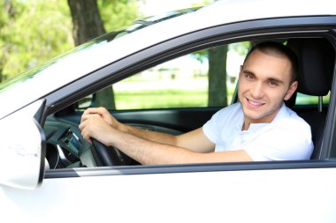 Arabayı süren adam.