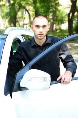 adamın yanında araba