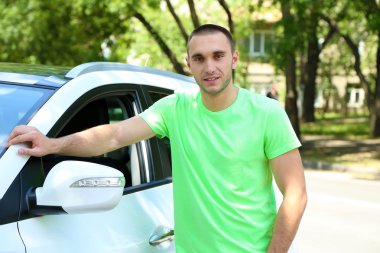 adamın yanında araba