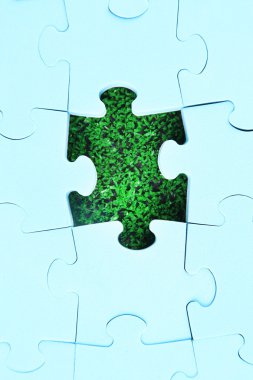 Yeşil çimenlerin üzerinde parça puzzle