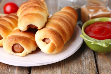 pişmiş sosis rolls plaka üzerinde tablo yakın çekim