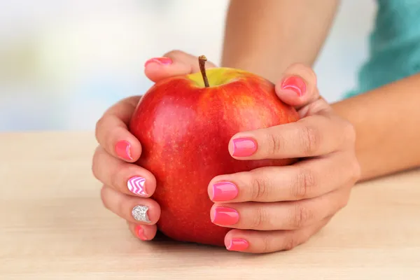 Mano femminile con unghie alla moda — Foto Stock