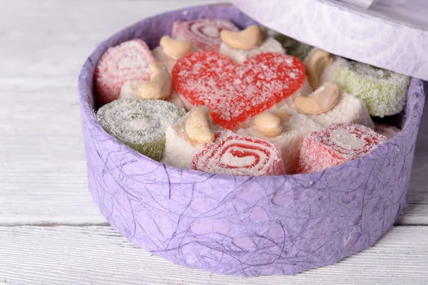 Geschenkbox mit Süßigkeiten — Stockfoto