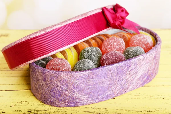 Sweets ile hediye kutusu — Stok fotoğraf