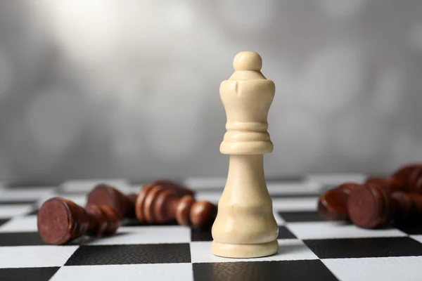 Schackbräda med schackpjäser — Stockfoto
