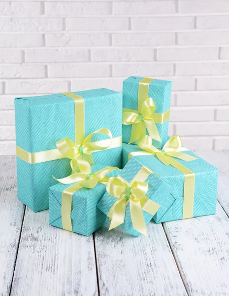 Hermosos regalos en la mesa — Foto de Stock