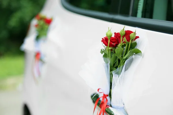 Auto nuziale con fiori — Foto Stock