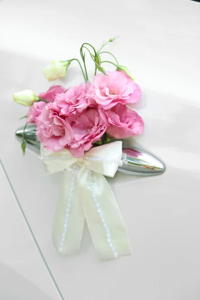 Boda coche con flores — Foto de Stock