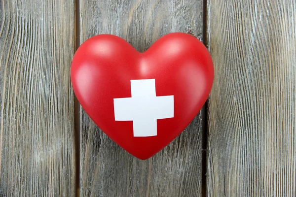 Rött hjärta med kors tecken — Stockfoto