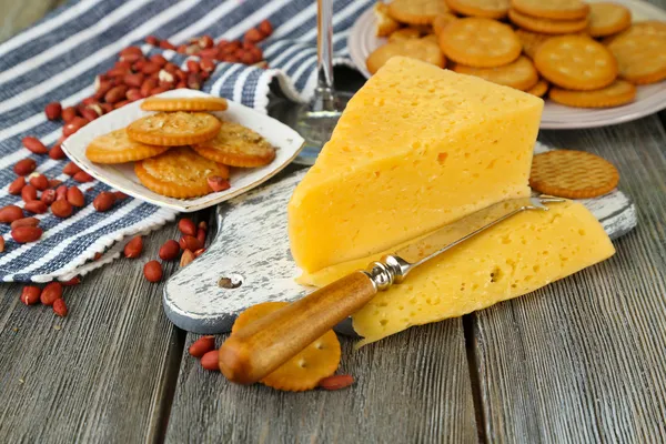 Kaas en crackers op tafel — Stockfoto