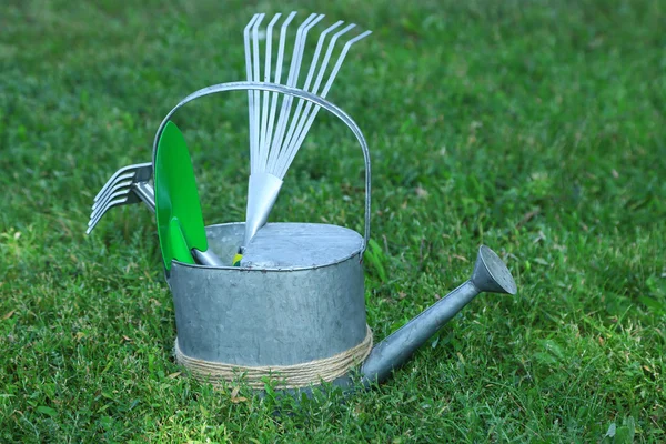 Garden tools on green grass — Stock Photo, Image