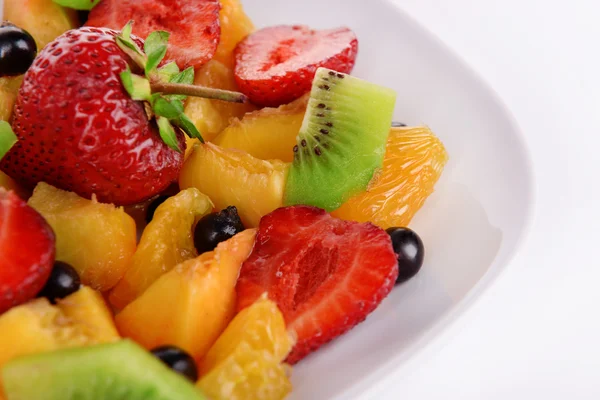 Ensalada de frutas frescas en el plato de cerca —  Fotos de Stock