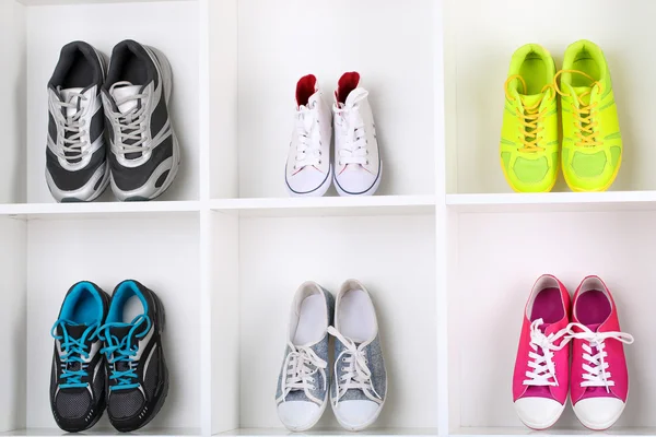 Barevné boty na policích — Stock fotografie