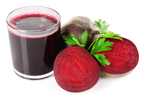 Vaso de zumo de remolacha fresca y verduras aisladas en blanco — Foto de Stock