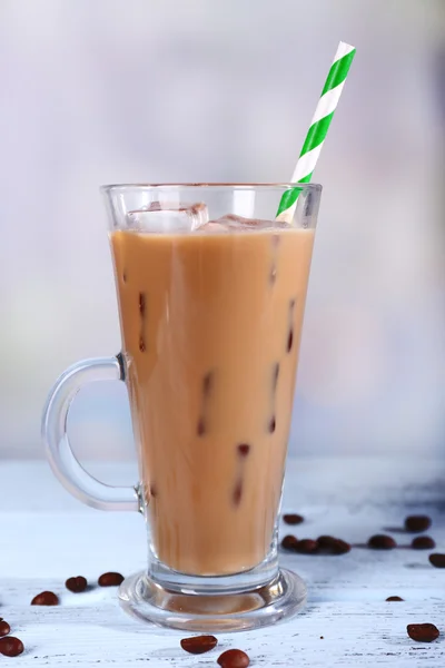 明るい背景にコーヒー アイス ミルクのガラス — ストック写真