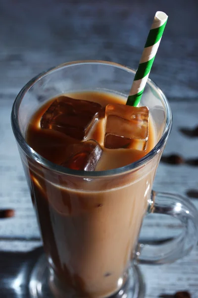 アイス ミルク コーヒー色の木製の背景上のガラス — ストック写真