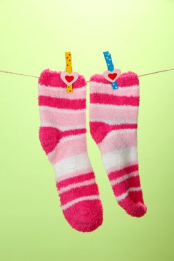 renkli çorap clothesline, renkli arka plan üzerinde asılı