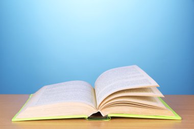 renk arka plan üzerine açık kitap