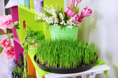 renkli raf ve dekoratif öğeler ve çiçekler ile tablo 