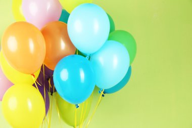 yeşil arka plan üzerinde renkli balonlar