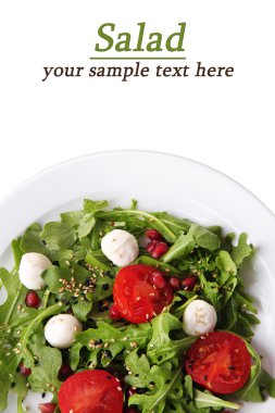 roka, domates, peynir mozzarella toplar ve plaka üzerinde beyaz izole, susam ile yapılan yeşil salata