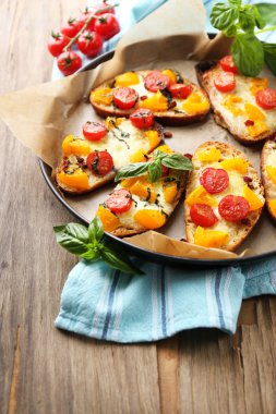 lezzetli Pan, eski ahşap masa üstünde domates bruschetta