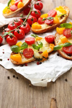 lezzetli, eski ahşap masa üstünde domates bruschetta