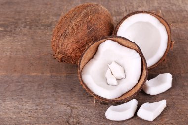 ahşap zemin üzerinde kırık Hindistan cevizi