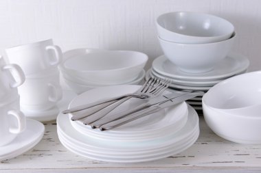 Tablo ışık arka plan üzerinde beyaz tabak ayarlama