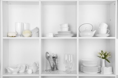 Ahşap raf farklı beyaz temiz yemekler