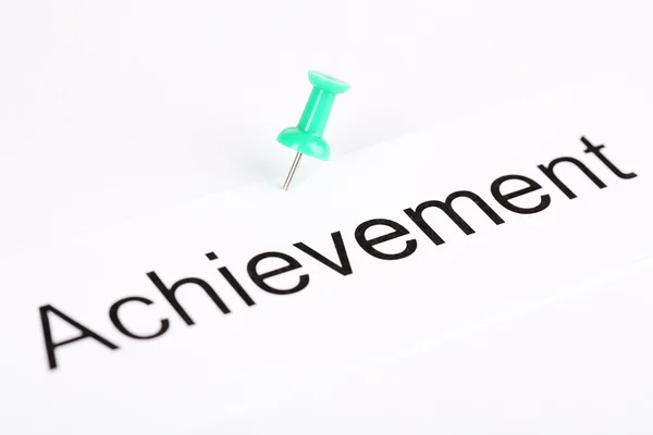 Push pin on paper with word achievement — Stock Photo, Image