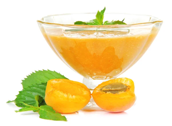 Aprikos sylt i skål och färska aprikoser, isolerad på vit — Stockfoto