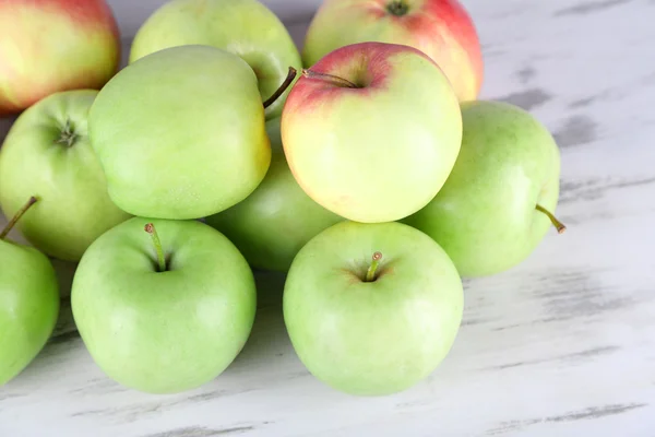 Pommes juteuses sur table en bois — Photo