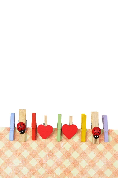 Абстрактный фон с красочными деревянными булавками и бумагой — стоковое фото
