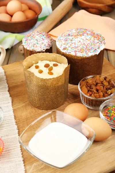 Osterkuchen in der Küche zubereiten — Stockfoto