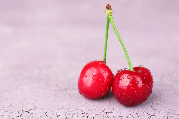 Cerezas dulces maduras sobre fondo rosa —  Fotos de Stock