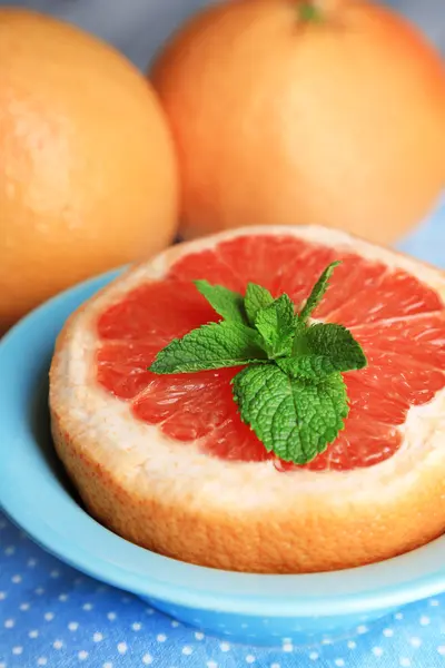 Zralých grapefruitů v misce na barevné dřevěné pozadí — Stock fotografie