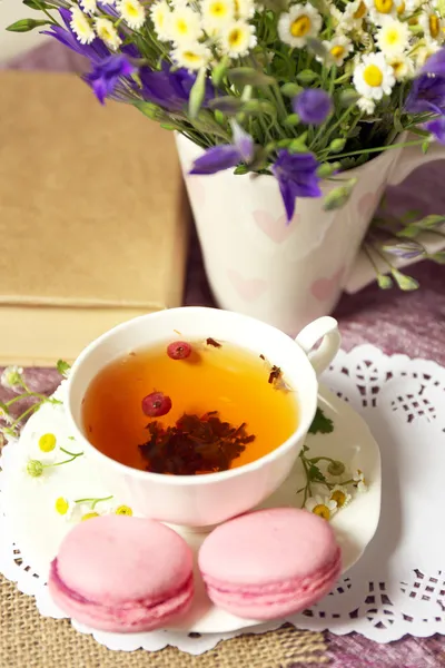 Xícara de chá de ervas frescas na mesa — Fotografia de Stock