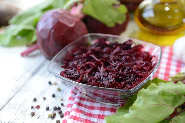 Geriebene Rote Bete in Schüssel auf dem Tisch in Großaufnahme — Stockfoto