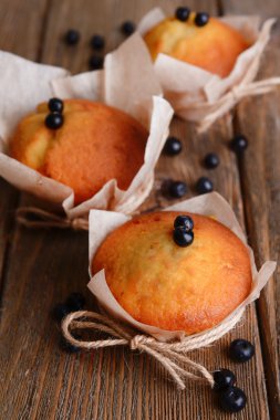 Tablo yakın çekim üzerinde yaban mersini ile lezzetli kekler