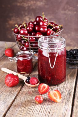 çilek reçeli cam tabloda, yakın çekim